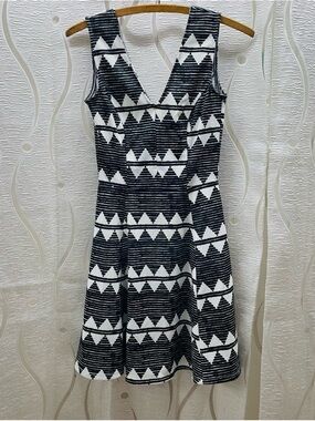 H&M Skater Dress Women XS Black White Excellent Geometric V-Neck Sleeveless Mini